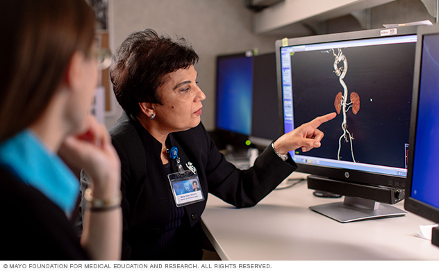 Los médicos del centro vascular revisan las imágenes de un paciente.
