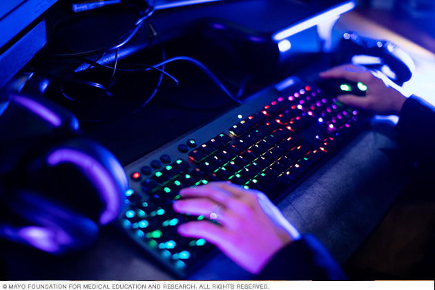 Las manos de una persona sobre un teclado