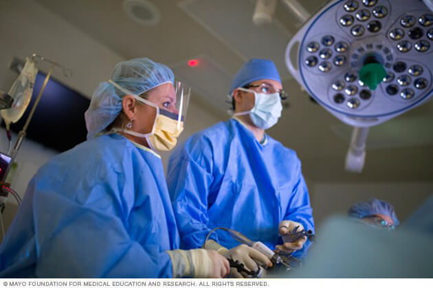 Los cirujanos en Mayo Clinic llevan a cabo una operación de invasión mínima usando un robot quirúrgico.